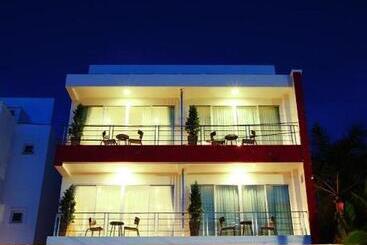 酒店 One World One Home Naiharn