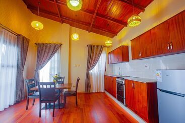 هتل Gorilla Heights Lodge