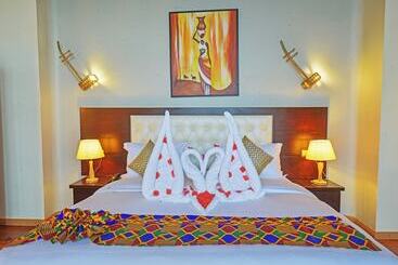 هتل Gorilla Heights Lodge