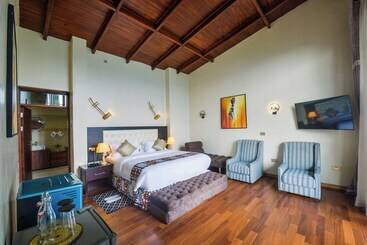 هتل Gorilla Heights Lodge