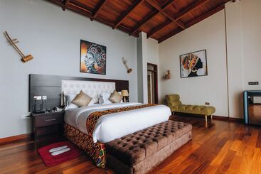 هتل Gorilla Heights Lodge