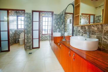 هتل Gorilla Heights Lodge