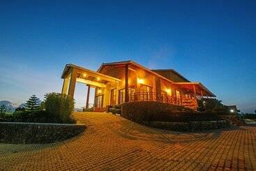 هتل Gorilla Heights Lodge