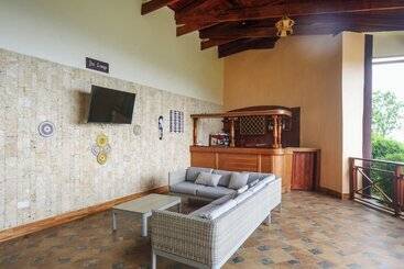 هتل Gorilla Heights Lodge
