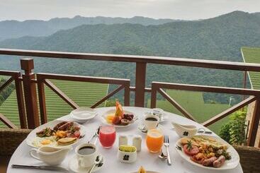 هتل Gorilla Heights Lodge