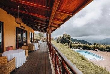 هتل Gorilla Heights Lodge