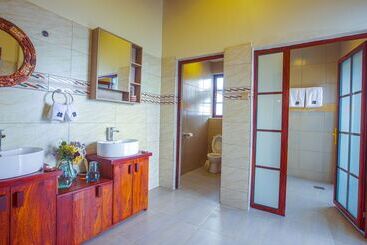 هتل Gorilla Heights Lodge