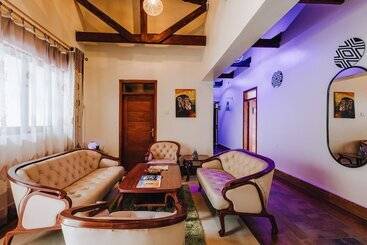 هتل Gorilla Heights Lodge