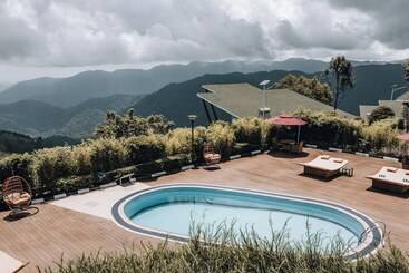 هتل Gorilla Heights Lodge