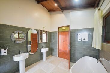 هتل Gorilla Heights Lodge