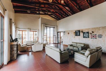 هتل Gorilla Heights Lodge
