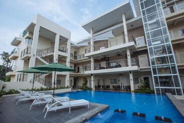 هتل Rovira Suites