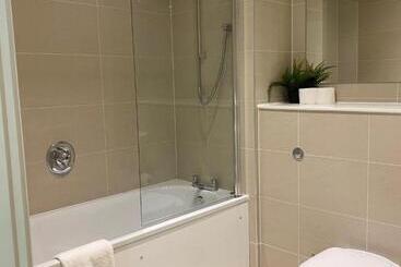 Berks Luxury Serviced Apartments , Free Parking, Free Gym And Free Wifi