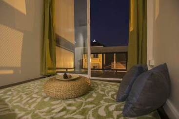 هتل Chedi View Hostel & Rooftop Bar