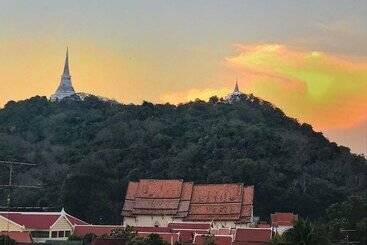 هتل Chedi View Hostel & Rooftop Bar