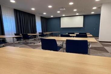 هتل Holiday Inn Express   Sindelfingen, An Ihg