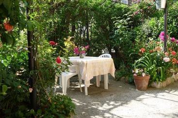 L Oustal By Gites De France