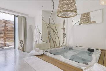 تختخواب و صبحانه Mas Sainte Marie   Private Hot Tub Suites