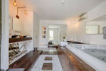 تختخواب و صبحانه Mas Sainte Marie   Private Hot Tub Suites