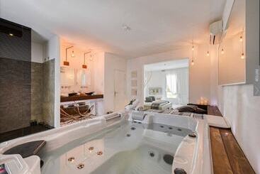 تختخواب و صبحانه Mas Sainte Marie   Private Hot Tub Suites