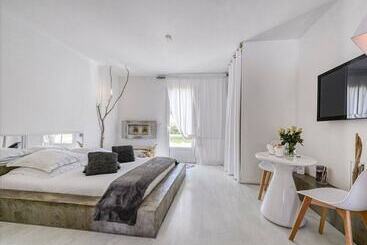 تختخواب و صبحانه Mas Sainte Marie   Private Hot Tub Suites