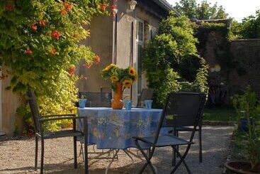 تختخواب و صبحانه La Maison D'arthure
