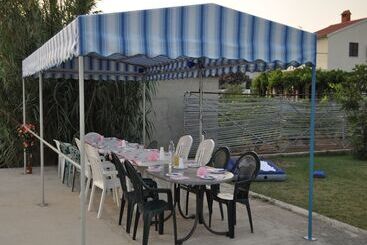 Elegant Holiday Home In Privlakaw With Garden