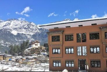 هتل Resort At Paro Drukgyel