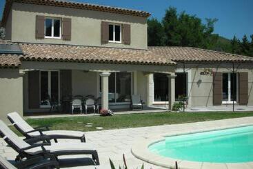 דירות לתיירים Luxury Villa With Garden And Covered Terrace