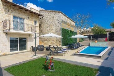 Luxury And Modern Villa With A Pool