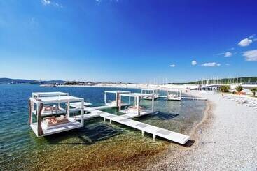Nice Villa With Private Pool, Fenced Garden, Roofed Terrace, Near The Beach