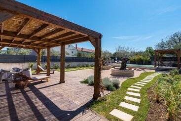 Nice Villa With Private Pool, Fenced Garden, Roofed Terrace, Near The Beach