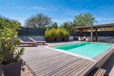 Nice Villa With Private Pool, Fenced Garden, Roofed Terrace, Near The Beach