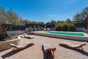Nice Villa With Private Pool, Fenced Garden, Roofed Terrace, Near The Beach