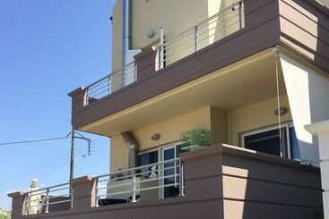 Thomis Beach Family Home Near The Sea
