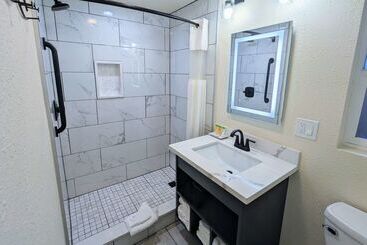 هتل Clarion  Collection Wilkie S Inn Pacific Grove  Monterey