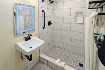 هتل Clarion  Collection Wilkie S Inn Pacific Grove  Monterey