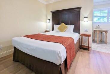 هتل Clarion  Collection Wilkie S Inn Pacific Grove  Monterey