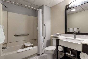 هتل Days Inn & Suites By Wyndham Lancaster Amish Country