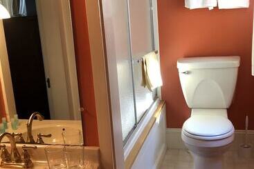 هتل Red Elephant Inn Bed And Breakfast