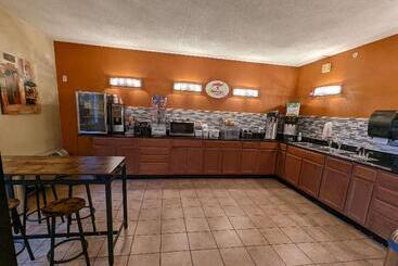 هتل Super 8 By Wyndham Wichita North