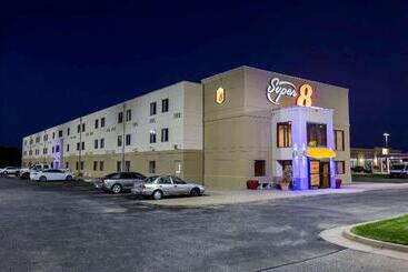 هتل Super 8 By Wyndham Wichita North