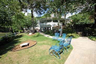 هتل The Lodge On The Cove