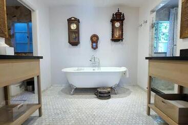 هتل The Vagabond S House Boutique Inn