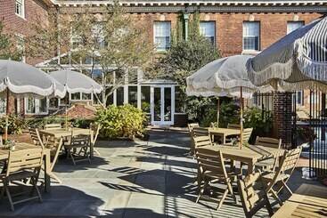 هتل The Vanderbilt, Auberge Resorts Collection