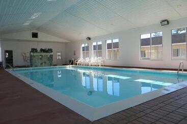 هتل Waterfront Inn Mackinaw City