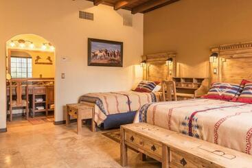 هتل White Stallion Ranch