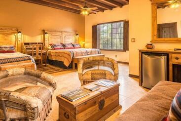 هتل White Stallion Ranch