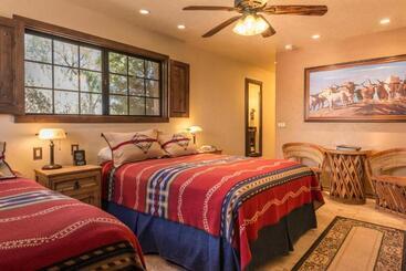 هتل White Stallion Ranch