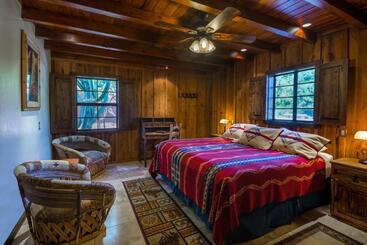 هتل White Stallion Ranch